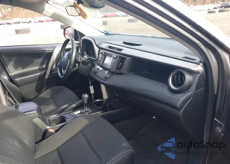 2017 Toyota Rav4 Xle z USA, uszkodzony, nr VIN JTMRFREV3HJ162046